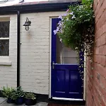 Immaculate Quiet Coach House In Garden Birmingham